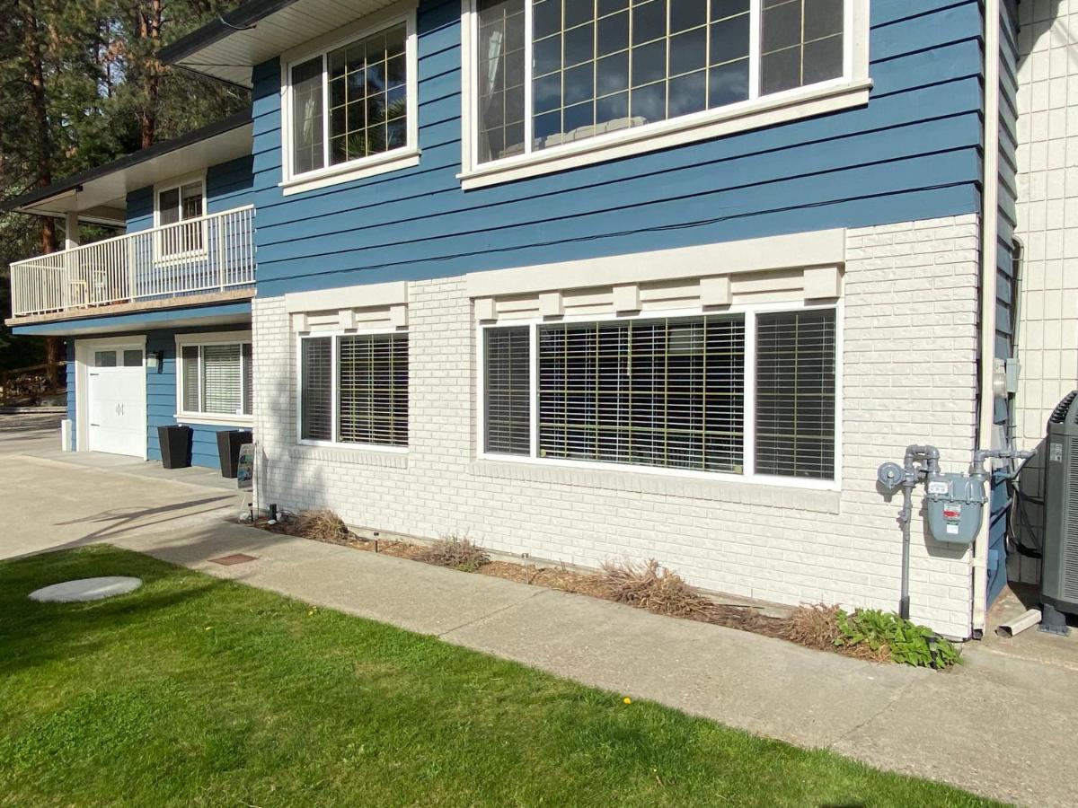 The Blue House Bed And Breakfast Lake Country Exterior photo