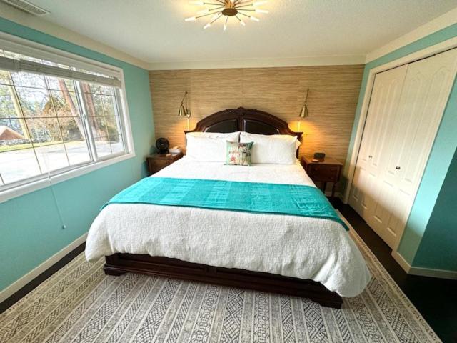The Blue House Bed And Breakfast Lake Country Exterior photo