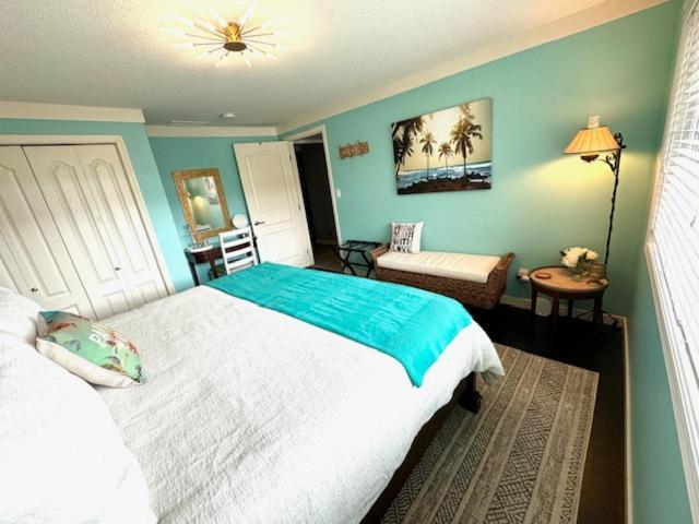 The Blue House Bed And Breakfast Lake Country Exterior photo